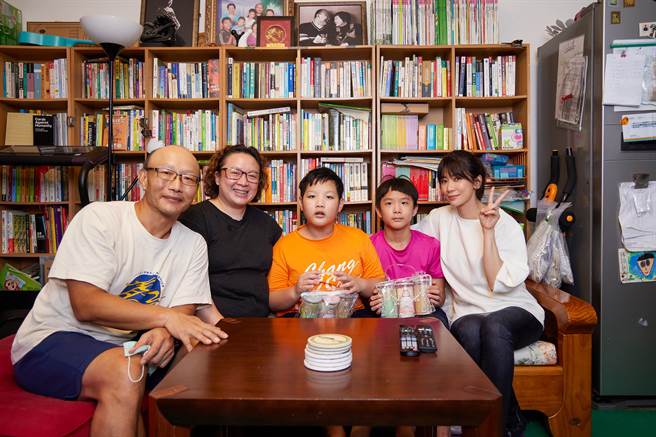 贾静雯亲自走访拥有2位自闭儿的孙爸爸家庭。（爱最大提供）