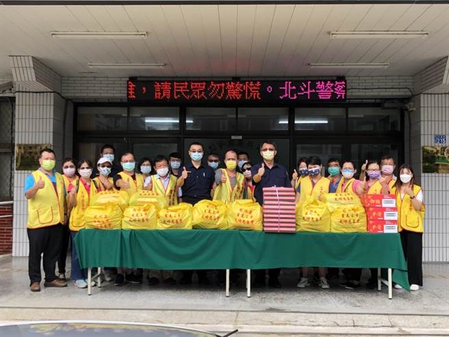 中秋節將近，彰化天峰慈善會結合社會愛心，與警方會同分組探望社區內弱勢家庭，預計４天要發給373戶弱勢家庭秋節禮品。(警方提供／吳建輝彰化傳真)