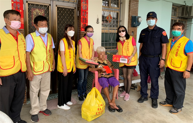 13日會長蔡宏仁與北斗分局長王國峯等人到北斗區探視發送禮品，希望讓所有困苦家庭，在秋節感受到社會的溫暖。(警方提供／吳建輝彰化傳真)