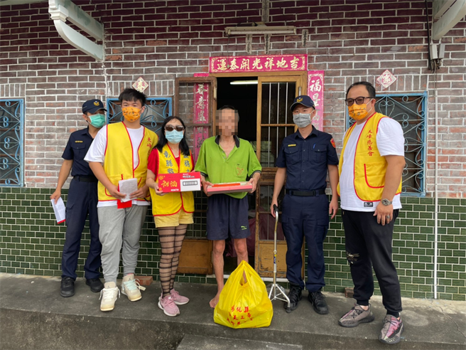 天峰慈善會會員13日分組到訪彰化不同地區的弱勢家庭，包括北斗、芳苑72家戶、田中42戶等，除了民生、醫療物資外，甚至還有千元的慰問金。(警方提供／吳建輝彰化傳真)