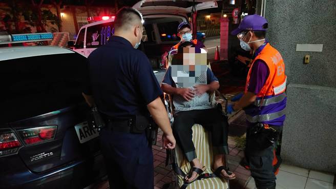 50多岁的陈姓男子前晚独自在家胸闷不舒服，求助无门下，独自走进邻近的八德警分局广兴派出所求救，捡回一命。(翻摄照片／蔡依珍桃园传真)