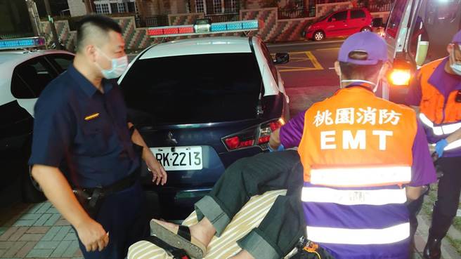 50多岁的陈姓男子前晚独自在家胸闷不舒服，求助无门下，独自走进邻近的八德警分局广兴派出所求救，捡回一命。(翻摄照片／蔡依珍桃园传真)