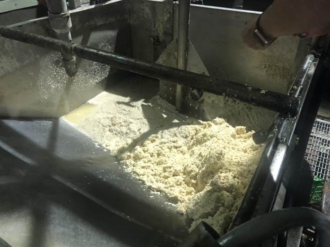 清水有养猪场业者改用豆渣喂猪，被误认为是厨余。（农业局提供／陈淑娥台中传真）