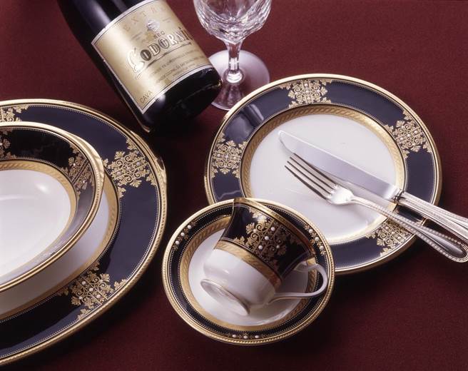 日本Noritake壯麗花海系列，原價1560至1萬5500元，特價7折。（旺代企業提供）