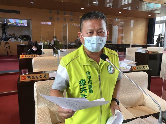 市議員李天生等質詢說，市議會通過議員提案由市府自購疫苗，市府是否應儘速執行。（陳世宗攝）