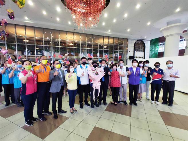 勇夺东奥桌球混双铜牌的郑怡静拜会台南市议会时，议长郭信良亲率南关线议员及全体员工列队热烈欢迎。（洪荣志摄）