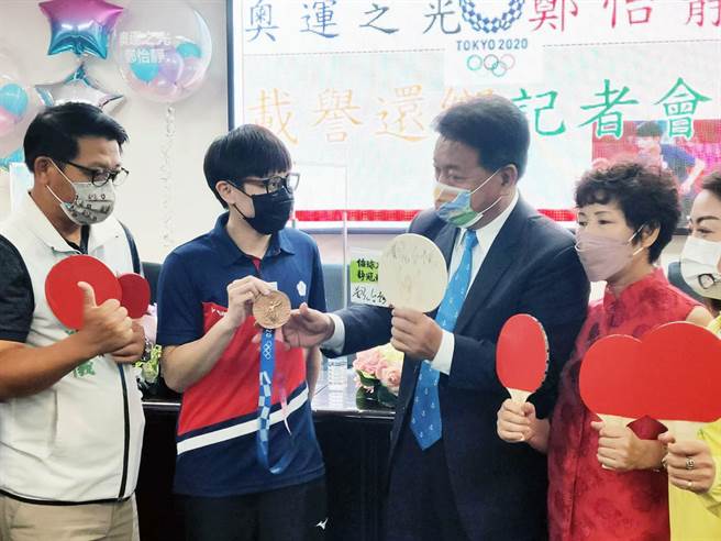 台南市议长郭信良与东奥桌球混双铜牌选手郑怡静互动热烈。（洪荣志摄）