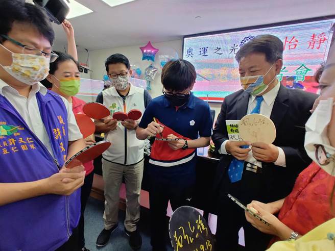 台南市议员排队索取东奥桌球混双铜牌选手郑怡静的签名球拍。（洪荣志摄）