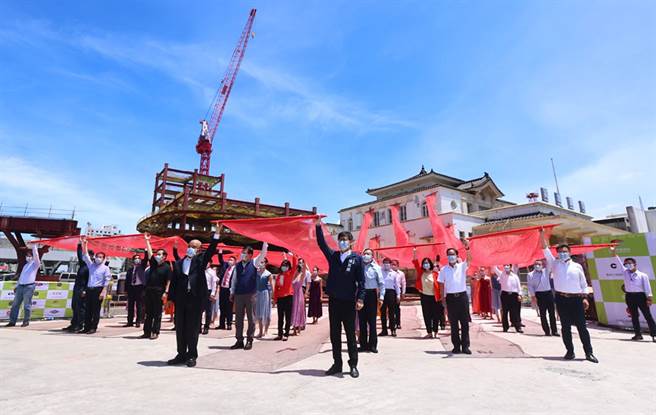 行政院长苏贞昌、高雄市长陈其迈与出席贵宾，一起拉动象徵「启动新未来，高雄驿起飞」的红禧布幔，启动「19典范．再现风华」仪式。（图片提供/高雄市政府新闻局）
