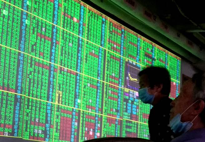 台股今(13日)开低走低，终场收17446.31点，下跌28.26点。(资料照)