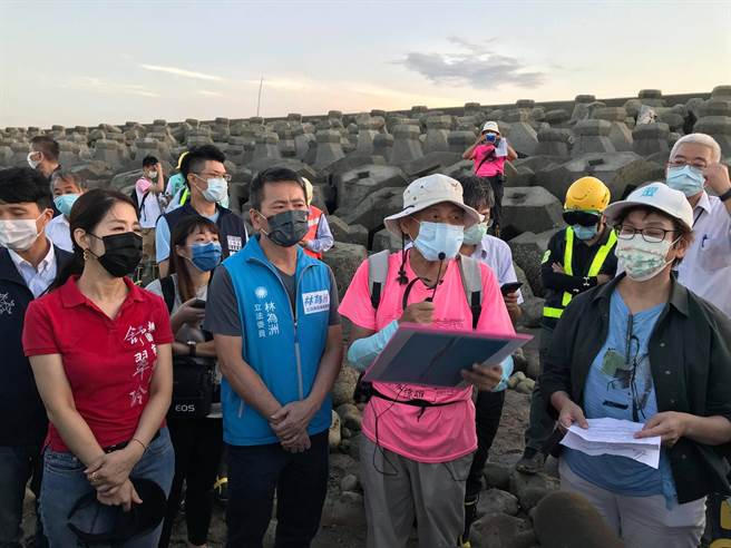 潘忠政（右二）9日带领立委，针对中油公司三接工程疑似对藻礁破坏，并造成泥埋藻礁和柴山多杯孔珊瑚事件做勘查。（图／摘自潘忠政脸书）