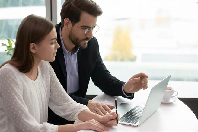 男子幫忙1名女性友人修電腦，發現對方電腦有遊戲的捷徑，對方說是男友在玩的，他才驚覺對方已死會。（示意圖/Shutterstock提供）