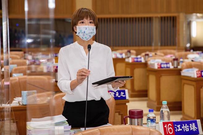 新北板橋某社區大樓爆發新冠肺炎群聚感染，新北獲中央給予300劑疫苗，今對該社區A棟住戶施打疫苗。國民黨發言人、新北市議員江怡臻表示，屏東枋寮地區當初群聚，中央就立即對周邊2村施打疫苗，對比新北這次接種，明顯待遇不同。（江怡臻提供）