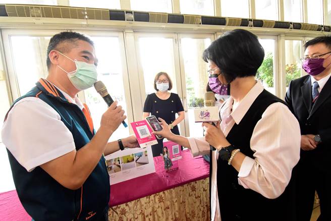 彰化县长王惠美表示，县政府与臺湾银行合作推广「台湾Pay」，推出全国独家店家「免手续费」的优惠方案，协助店家抢占振兴券数位商机。（吴敏菁摄）