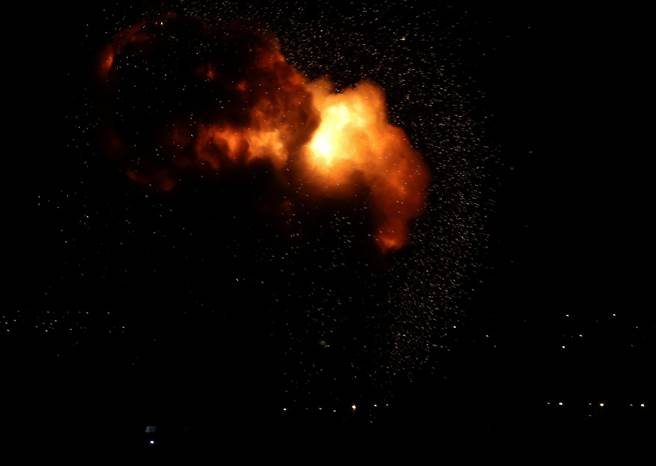 以色列9月13日空袭加萨走廊，冒出大火与阵阵浓烟。（路透）