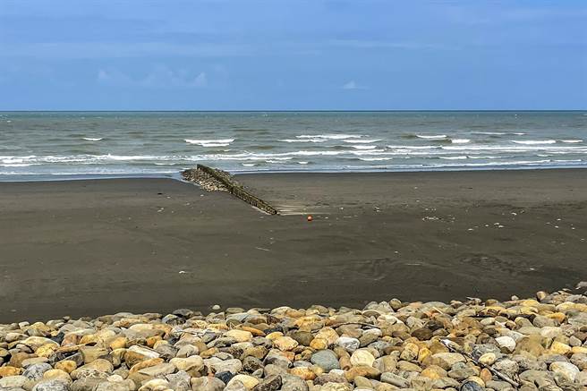 水利署补助新竹县办理新丰海岸防护工程，设置的木桩突堤。（罗浚滨摄）