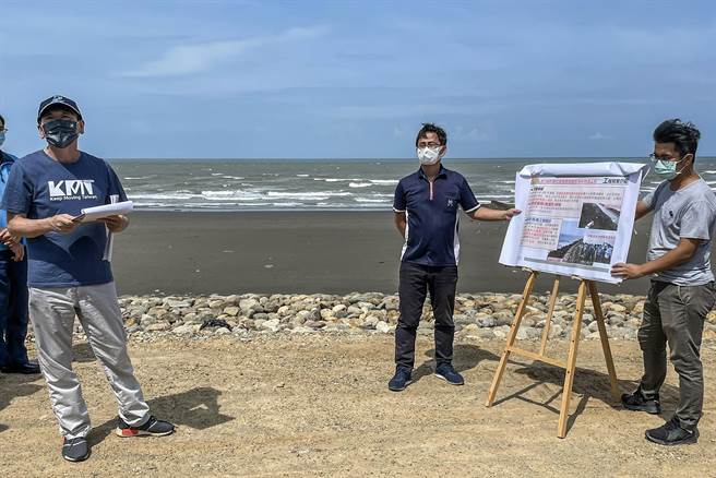 立委林为洲（左）邀海委会等相关单位会勘新丰海岸线。（罗浚滨摄）