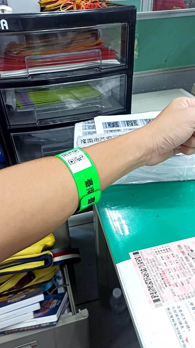 台南市消防局創新將拍拍尺與QR碼結合成檢傷環，適合大量傷患現場使用。（讀者提供／程炳璋台南傳真）