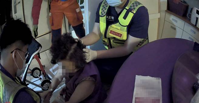 警消紧急查看庄妇伤势。（丰原警分局提供／陈淑娥台中传真）