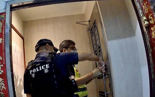 警消查看受困住户应倒卧门边，评估后已破门方式紧急救援。（丰原警分局提供／陈淑娥台中传真）