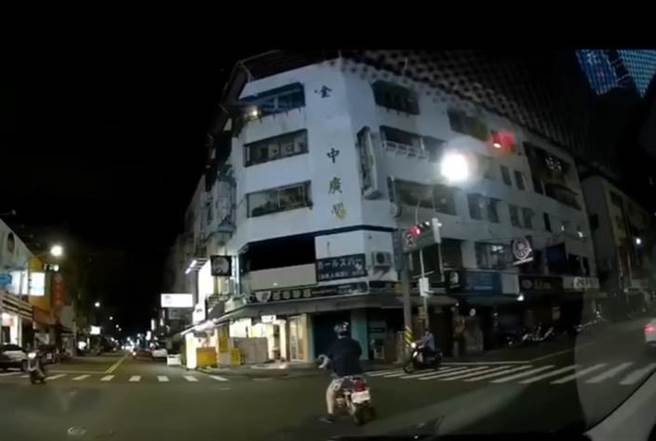 高雄33岁冯姓骑士12日深夜肚子饿，酒后骑乘机车外出觅食，却在路上蛇行引起巡逻员警注意，冯男遭警方拦检后依法送办。（翻摄画面／洪浩轩高雄传真）