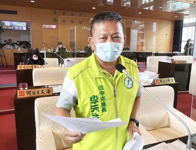 民进党团总召李天生等质询说，市议会通过议员提案由市府自购疫苗，市府应儘速执行。（陈世宗摄）
