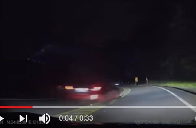 红色轿车在台7乙高速逆向超车。（截自《暗巨像》在YouTube影片）