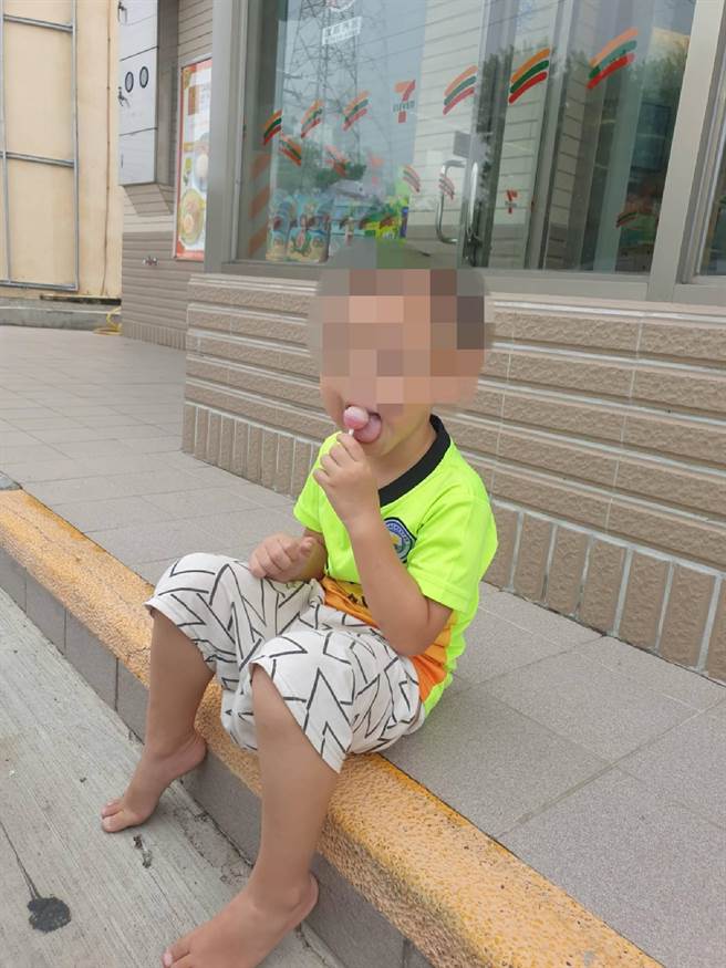 3歲的陳姓男童趁家人不注意時跑出門玩耍，所幸員警以棒棒糖安撫他，順利幫他返家。(警方提供／林欣儀台中傳真)