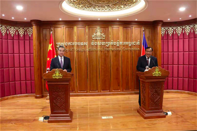 大陆外交部长王毅在金边与柬埔寨副首相兼外交大臣布拉索昆举行会谈后共同会见记者。 （大陆外交部）