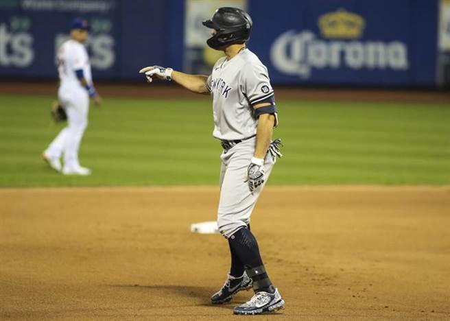 洋基史坦顿击出全垒打，停在二垒向大都会林铎叫嚣。（路透）