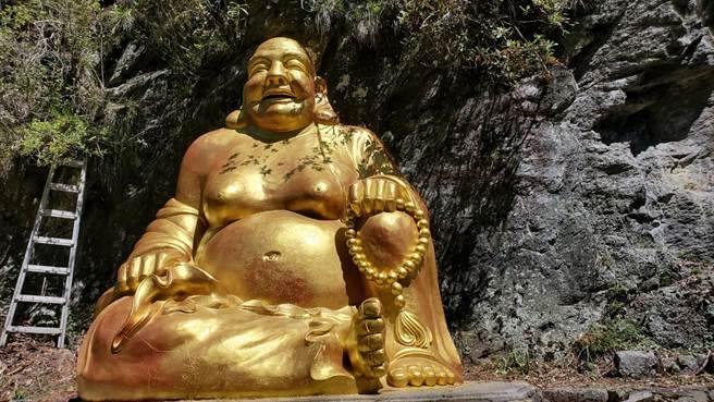 武陵农场内原有一尊暗红色弥勒佛，最近重新换成金装，展现有容乃大笑口弥勒佛像。（武陵农场提供／陈淑娥台中传真）