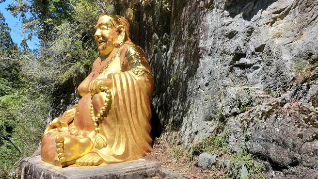 武陵农场内原有一尊暗红色弥勒佛，最近重新换成金装，展现有容乃大笑口弥勒佛像。（武陵农场提供／陈淑娥台中传真）