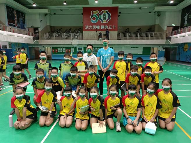 王齐麟(后中右)与「486先生」陈延昶(后中左)两位学长与民权国小体育班学生合影。(民权国小提供)