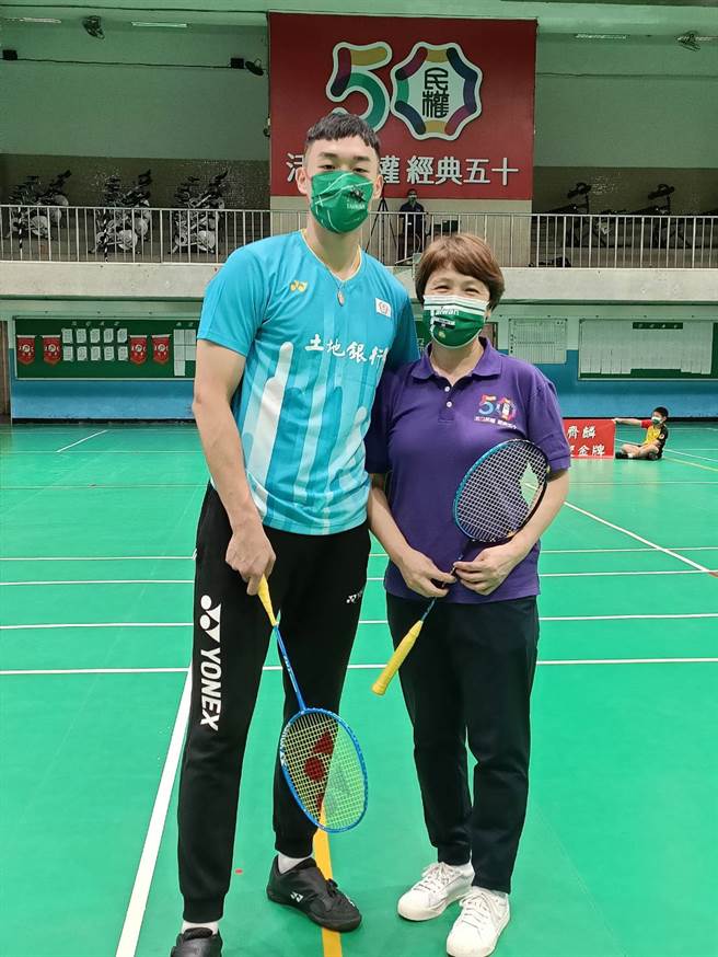 王齐麟(左)与民权国小羽球教练陈嬥筌(右)合照。(民权国小提供)