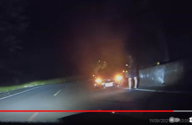 超车的红车疑自撞停在护栏旁闪双黄灯。（截自《暗巨像》在YouTube）