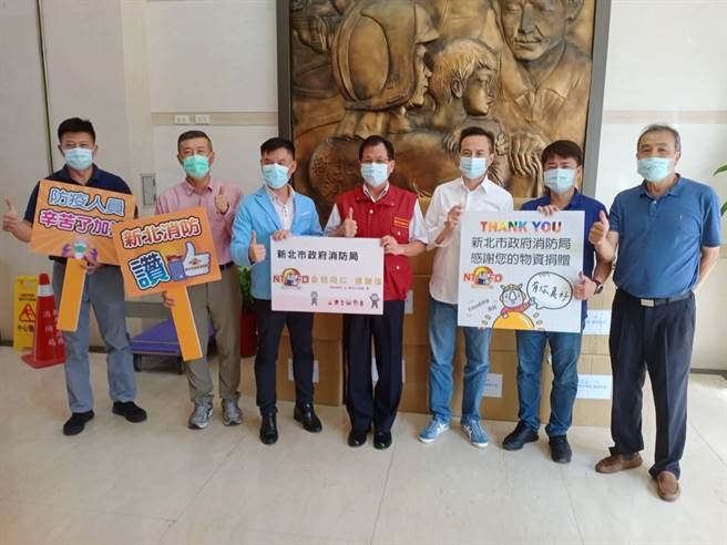 企业捐赠新北市消防局防护衣，今举行捐赠典礼。（新北市消防局提供）