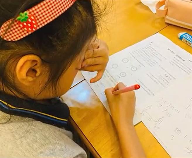 浙江一名9歲女童只要寫數學作業，眼睛四周就會產生過敏紅腫的現象。（圖／翻攝自微博）
