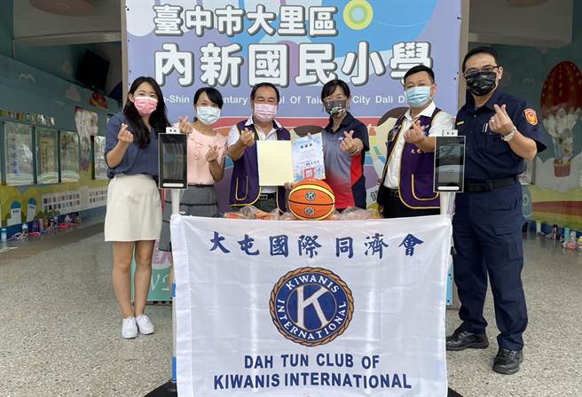 由台中市警察局霧峰分局內新派出所引薦，大屯國際同濟會日前捐贈2台熱顯像測溫儀給內新國小，守護校園安全。（霧峰分局提供／黃國峰台中傳真）