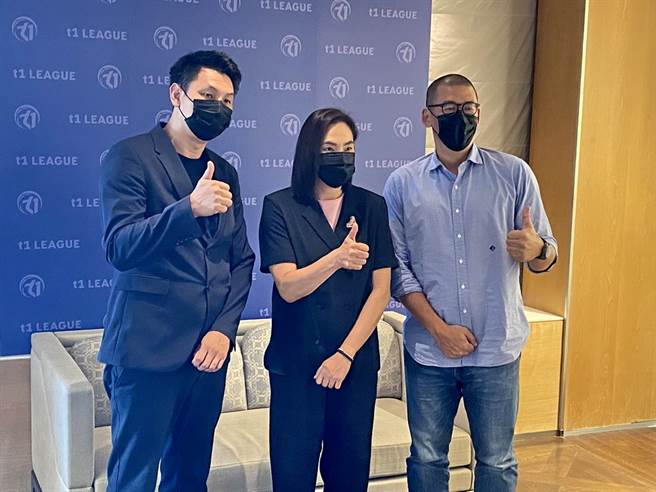 T1联盟秘书长张运智(右)期望球迷能给他们多一点时间。(黄及人摄)