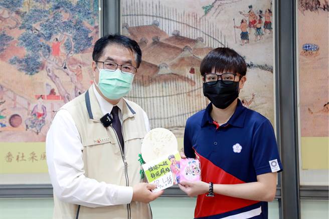 鄭怡靜（右）致贈簽名球拍給台南市長黃偉哲（左），感謝台南市所有鄉親支持。（台南市政府提供／張毓翎台南傳真）