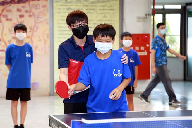 鄭怡靜現場指導白河國中桌球校隊選手打球技巧。（台南市政府提供／張毓翎台南傳真）