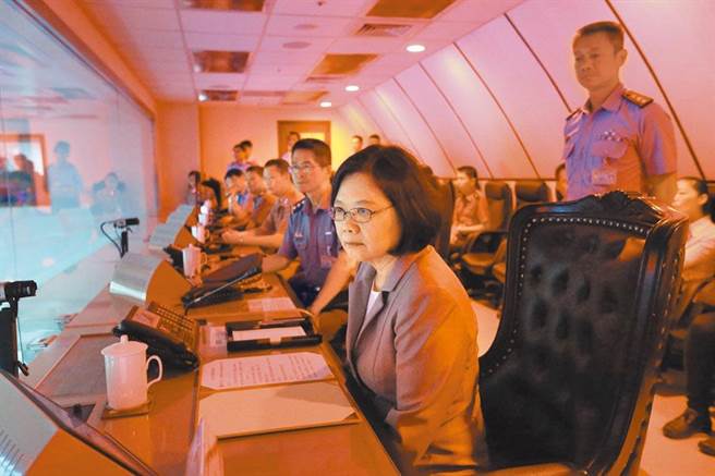 2016年蔡英文總統視導俗稱「衡山指揮所」的「聯合作戰指揮中心」聽取任務簡報，並實地巡視作業情形。（軍聞社提供）