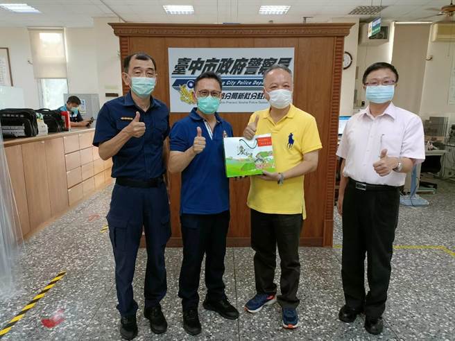 东势警分局日前侦破两件诈欺案，警察局长蔡苍柏12日下午前往颁发破案茶。（东势警分局提供／陈淑娥台中传真）