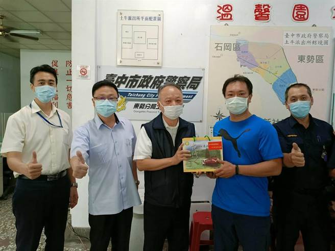 东势警分局日前侦破两件诈欺案，警察局长蔡苍柏12日下午前往颁发破案茶。（东势警分局提供／陈淑娥台中传真）