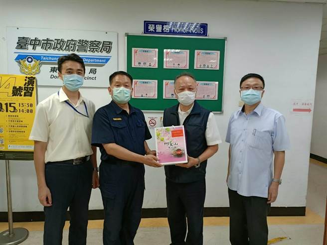 东势警分局日前侦破两件诈欺案，警察局长蔡苍柏12日下午前往颁发破案茶。（东势警分局提供／陈淑娥台中传真）