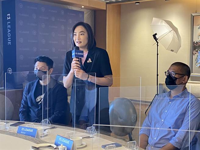 T1联盟会长钱薇娟(中)。(黄及人摄)