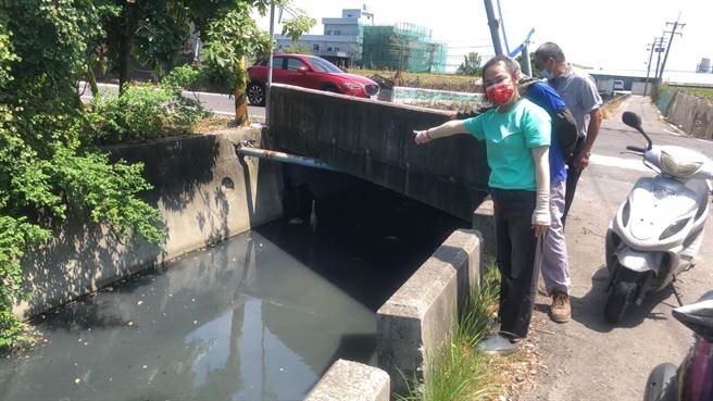 湖埔社区大学近日积极携手社区与地方居民，守护东螺溪与溪湖区排的水质环境。（林淑玲提供／谢琼云摄）