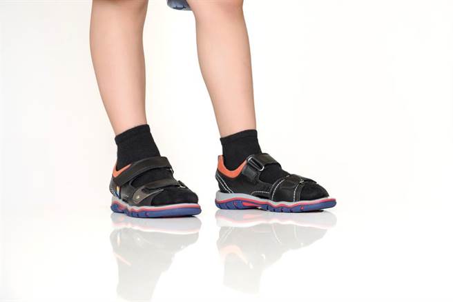 一名媽媽抱怨，因為颱風天讓兒子穿涼鞋加襪子去上學，竟然被老師罰站1節課，要向校長投訴。（示意圖，達志影像/shutterstock）