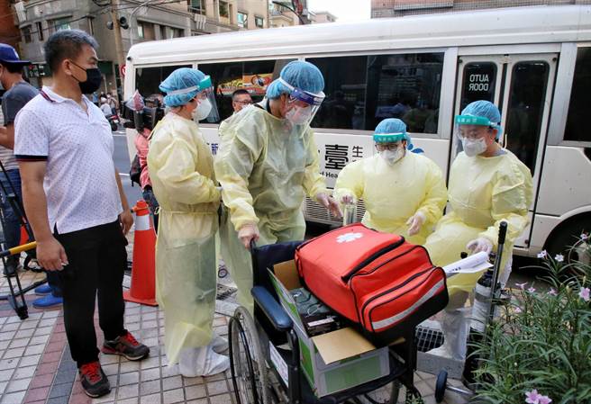 一名24岁的女网友上午打完AZ后，隔天清晨要上厕所时，突然眼前一片黑，甚至失去意识；图为今(13日)ㄧ早相关人员进入社区内准备替民眾接种疫苗。（赵双杰摄)