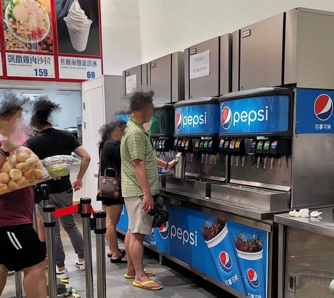 一名男子在好市多拿鋼瓶裝飲料，瓶口直接對著飲料出口。（圖／翻攝自臉書 爆廢公社二館）